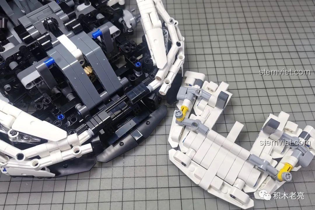 Chi tiết bánh xe và vòm bánh sau của mô hình GTR V10, thể hiện sự liền lạc trong thiết kế.