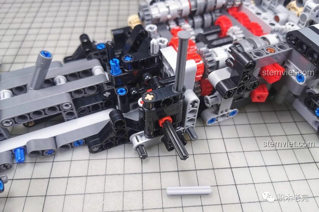 Nắp capo trước của xe GTR V10 có thể mở lên, để lộ các chi tiết cơ khí bên dưới.