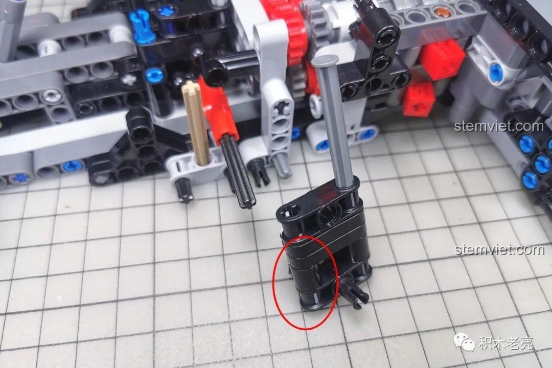 Lắp ráp hệ thống lái và trục dẫn động của xe GTR V10, một bước quan trọng trong việc hoàn thiện khung gầm.