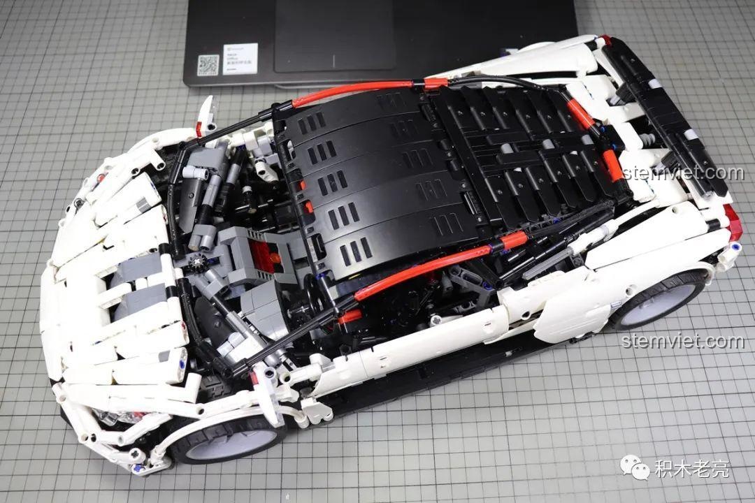 Một cụm chi tiết Technic đang được lắp ráp, cho thấy sự phức tạp và đòi hỏi sự tập trung cao độ.