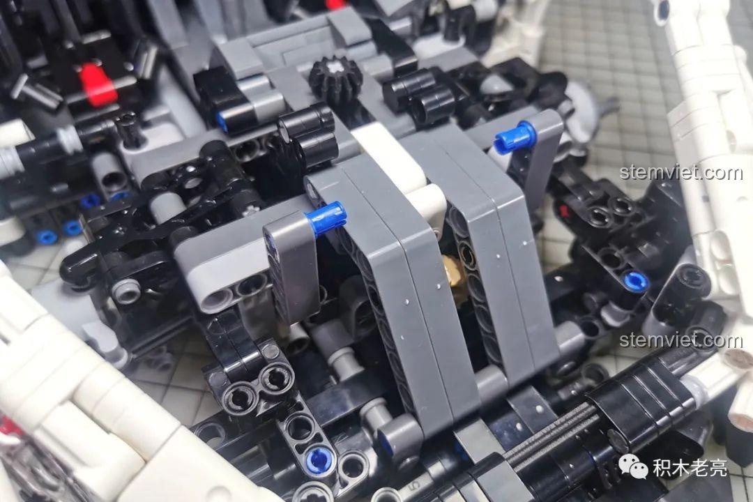 Cận cảnh khối động cơ V10 với các piston có thể chuyển động khi xe di chuyển.