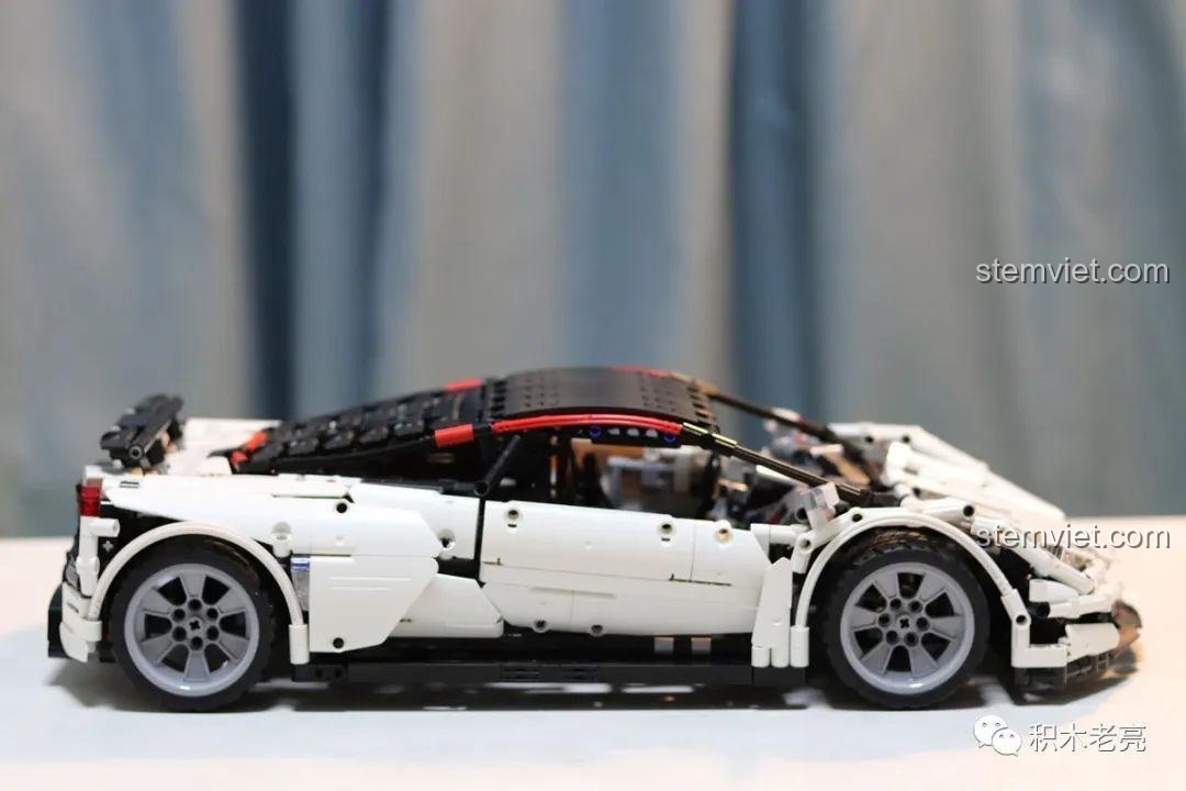 Góc nhìn ngang của bộ lắp ráp Carolyn's CW001, làm nổi bật hình dáng khí động học và bộ vành xe thể thao.