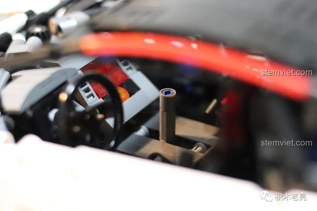 Quá trình lắp ráp thân vỏ màu trắng vào khung xe Technic của bộ đồ chơi Carolyn's CW001.