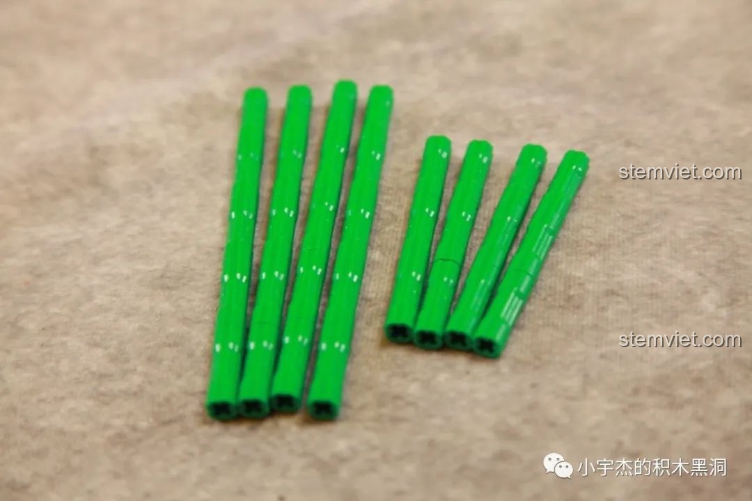 Các đoạn thân cây hoa hồng SEMBO đã được cắt ngắn để chuẩn bị cắm vào hộp quà theo hướng dẫn.