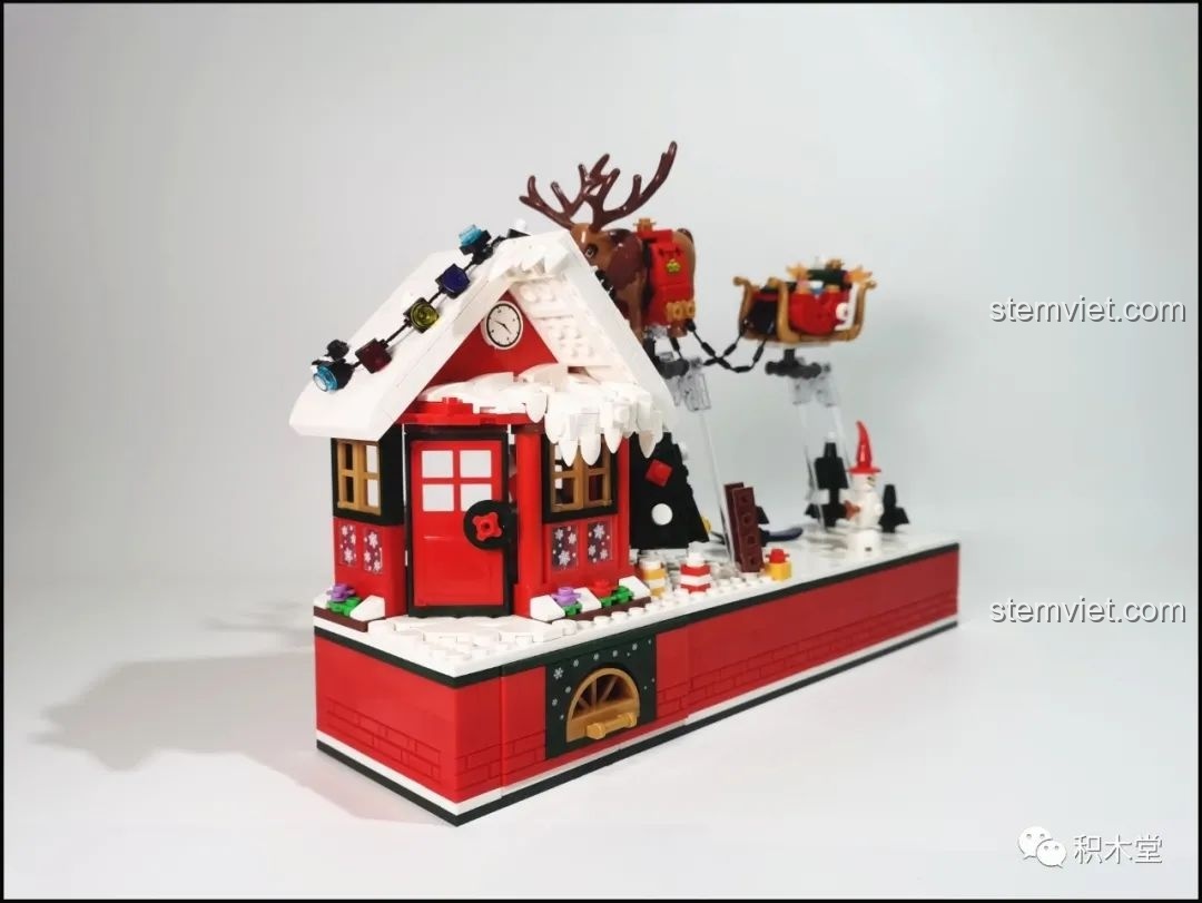 Cậu bé minifigure đang trèo thang trang trí cây thông Noel trong bộ Forange FC6003.