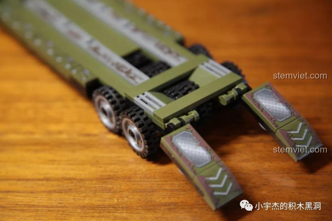 Cận cảnh phần đuôi và cầu dẫn của rơ-moóc M15 trong bộ đồ chơi Xe vận chuyển tăng M25 SEMBO.