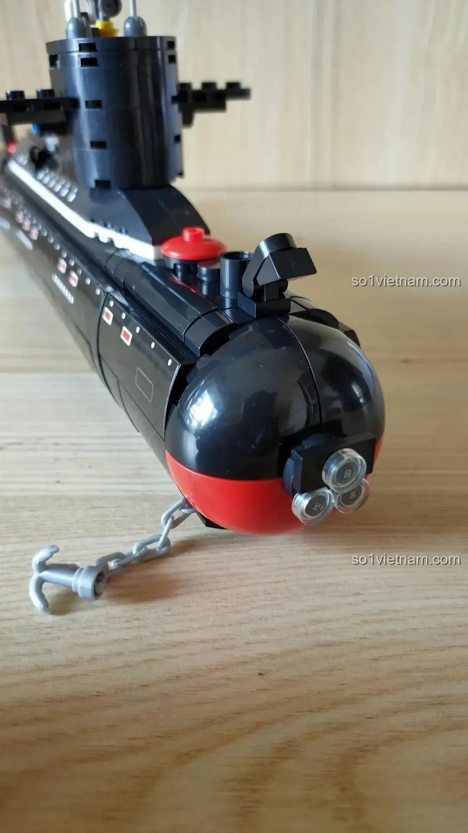 Cầu tàu của mô hình CAYI 2239, với các thiết bị như radar và ăng-ten.