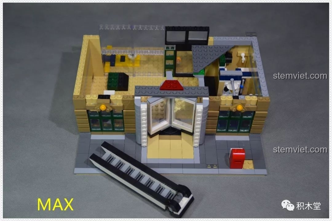 Tầng 1 của bộ lắp ghép Zhe Gao QL0922 Trung tâm thương mại Châu Âu với cầu thang cuốn.