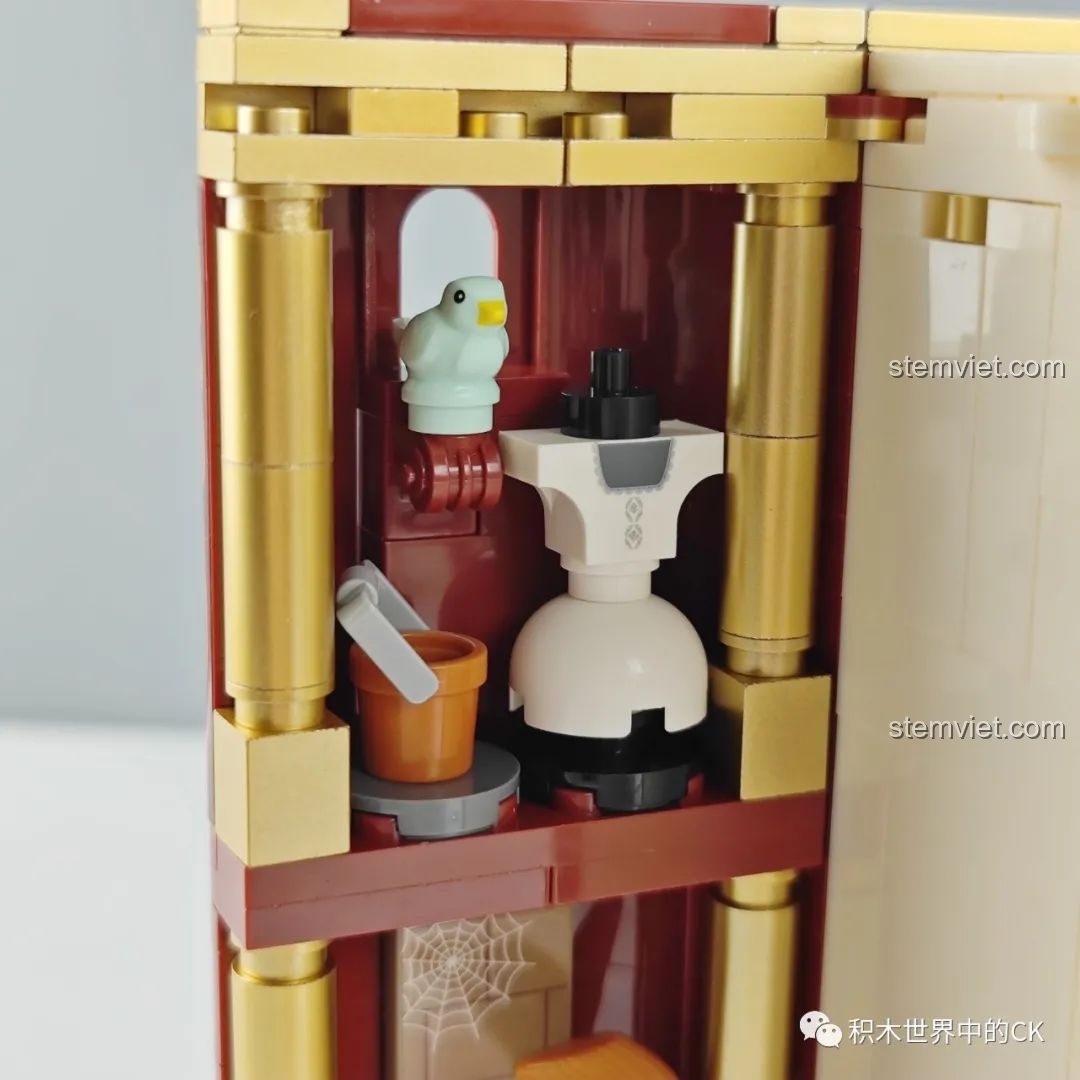 Chi tiết cầu thang và hàng rào trang trí bên trong bộ đồ chơi lắp ghép Sách Truyện Cổ Tích Cô Bé Lọ Lem cho gái 6 tuổi.