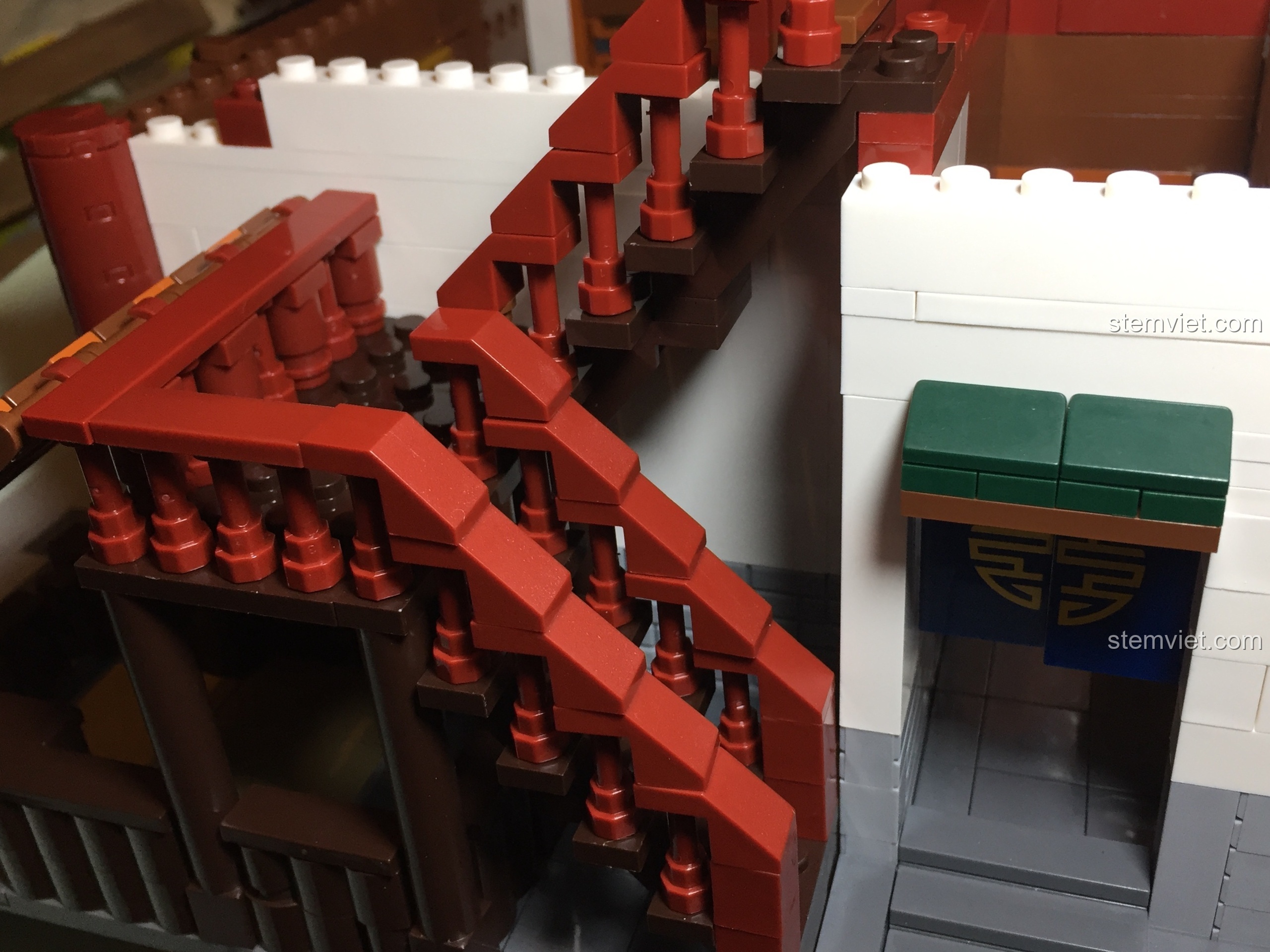 Cầu thang gỗ bên ngoài dẫn lên tầng hai của Vạn Phúc Khách Sạn, một thiết kế độc đáo.