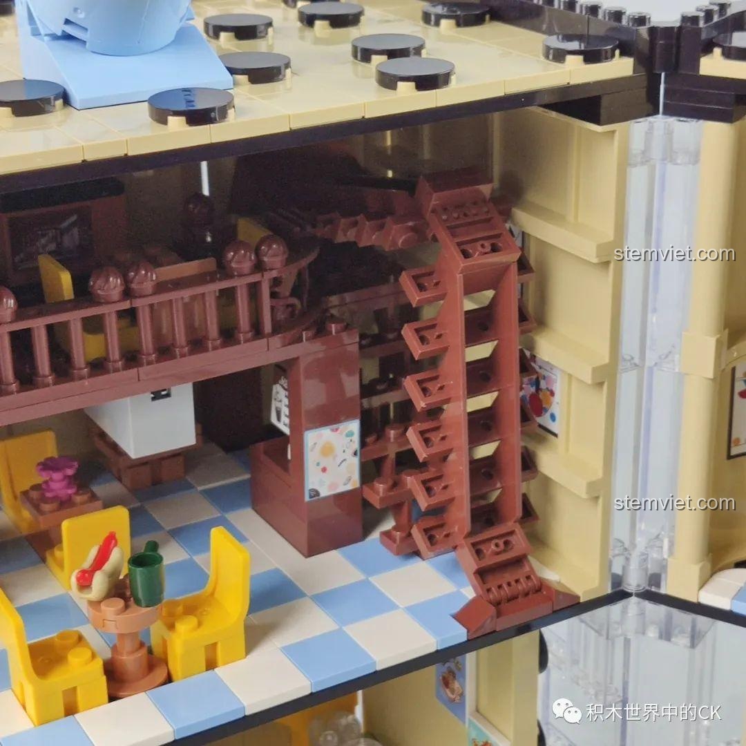 Cận cảnh cầu thang và khu vực bàn ghế tầng hai của mô hình Cửa hàng trà sữa JIAZHI SY 5209.