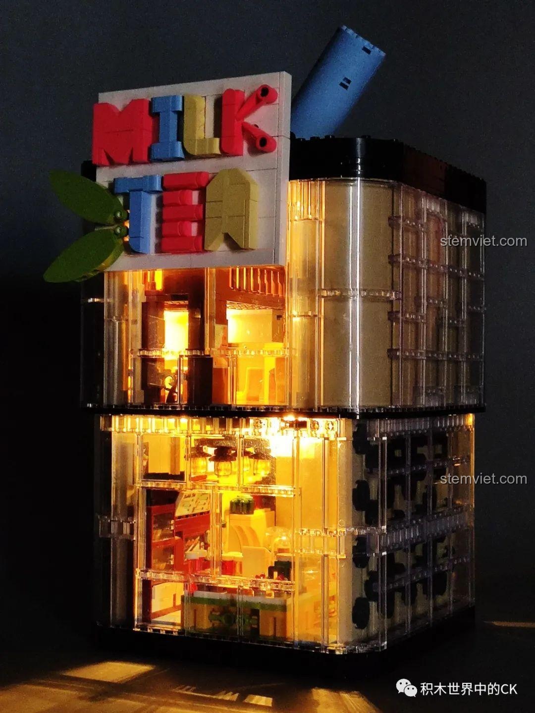 Cầu thang và các bức tranh tường trên tầng hai của mô hình Cửa hàng trà sữa JIAZHI SY 5209.