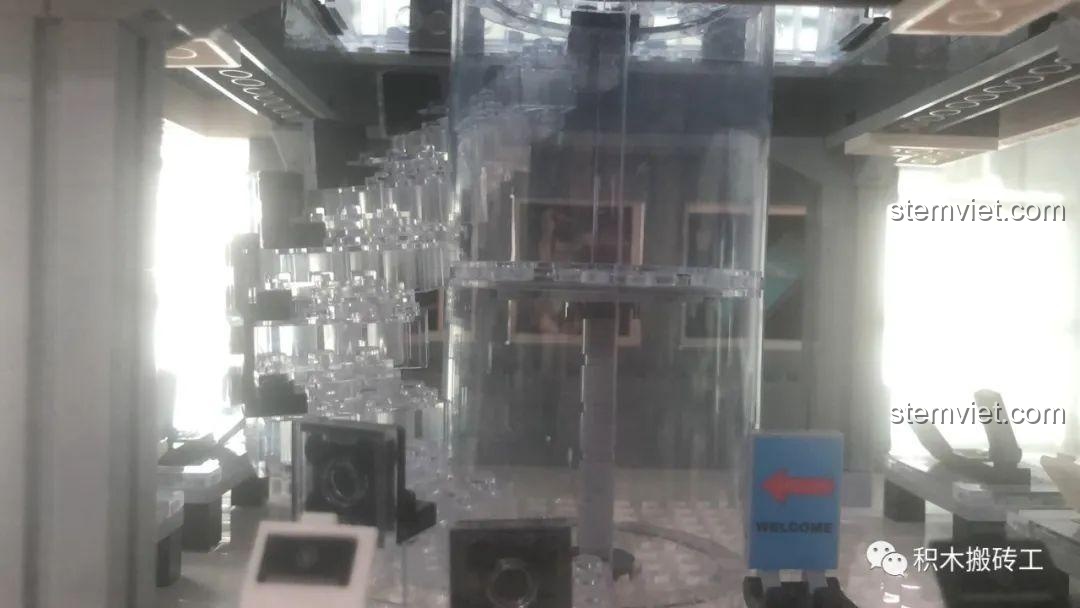 Cận cảnh chi tiết cầu thang xoắn ốc bằng kính trong suốt nối hai tầng của mô hình Sembo SD 6900.