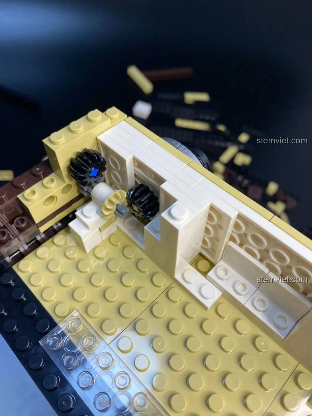 Cấu trúc bánh răng bên trong nút xoay lớn của bộ đồ chơi Pantasy 61008 Tivi Cổ Điển.