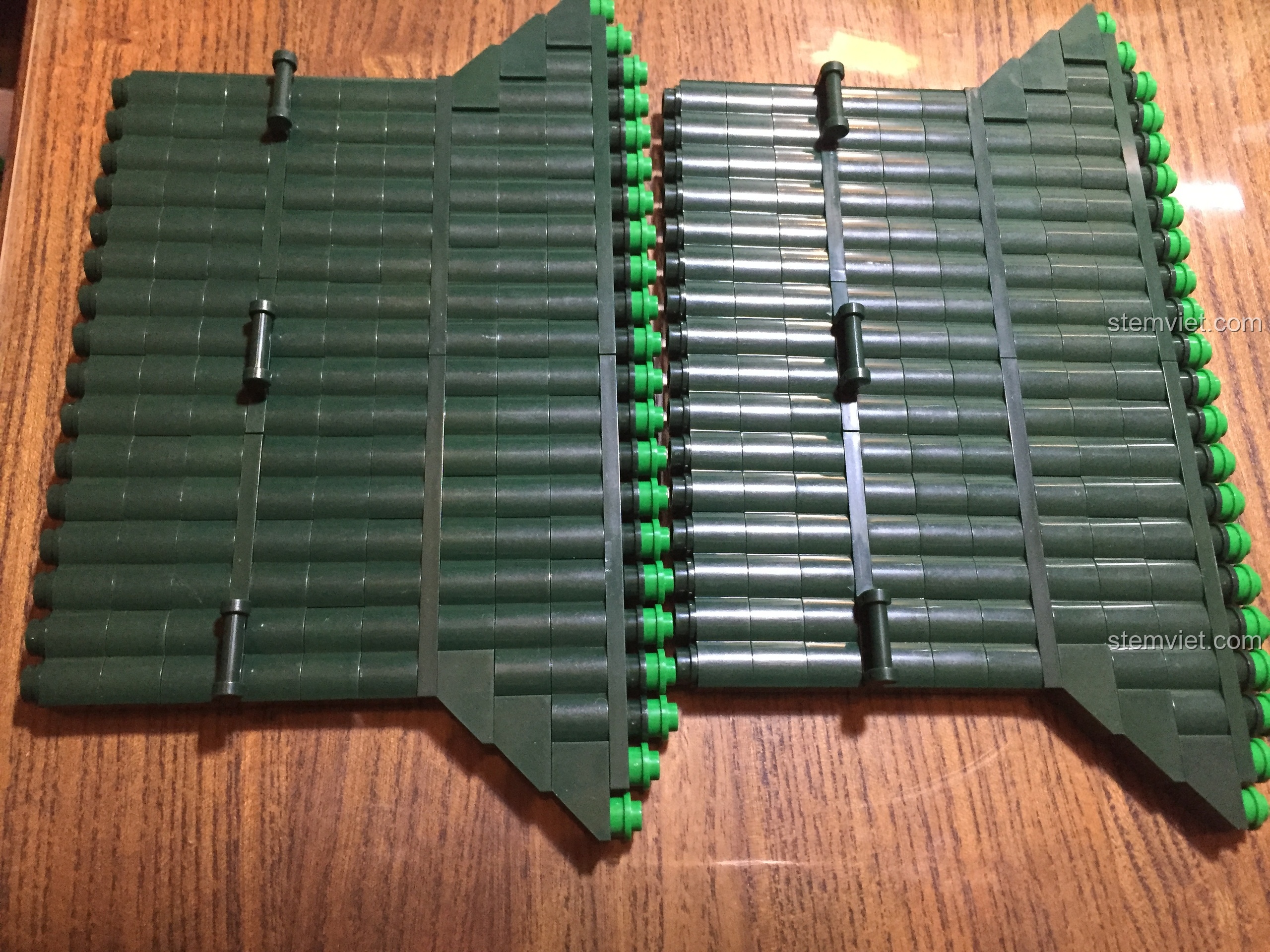 Cấu trúc bên dưới của các tấm ngói, cho thấy cách chúng được liên kết với nhau một cách chắc chắn.