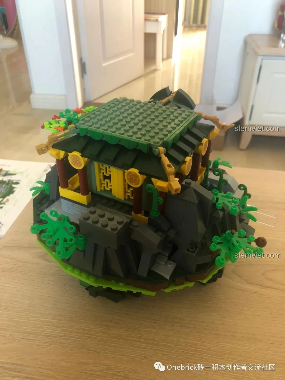 Cấu trúc bên dưới của Thanh Long Các Sluban M38B0936, cho thấy sự chắc chắn và kỹ thuật lắp ráp.