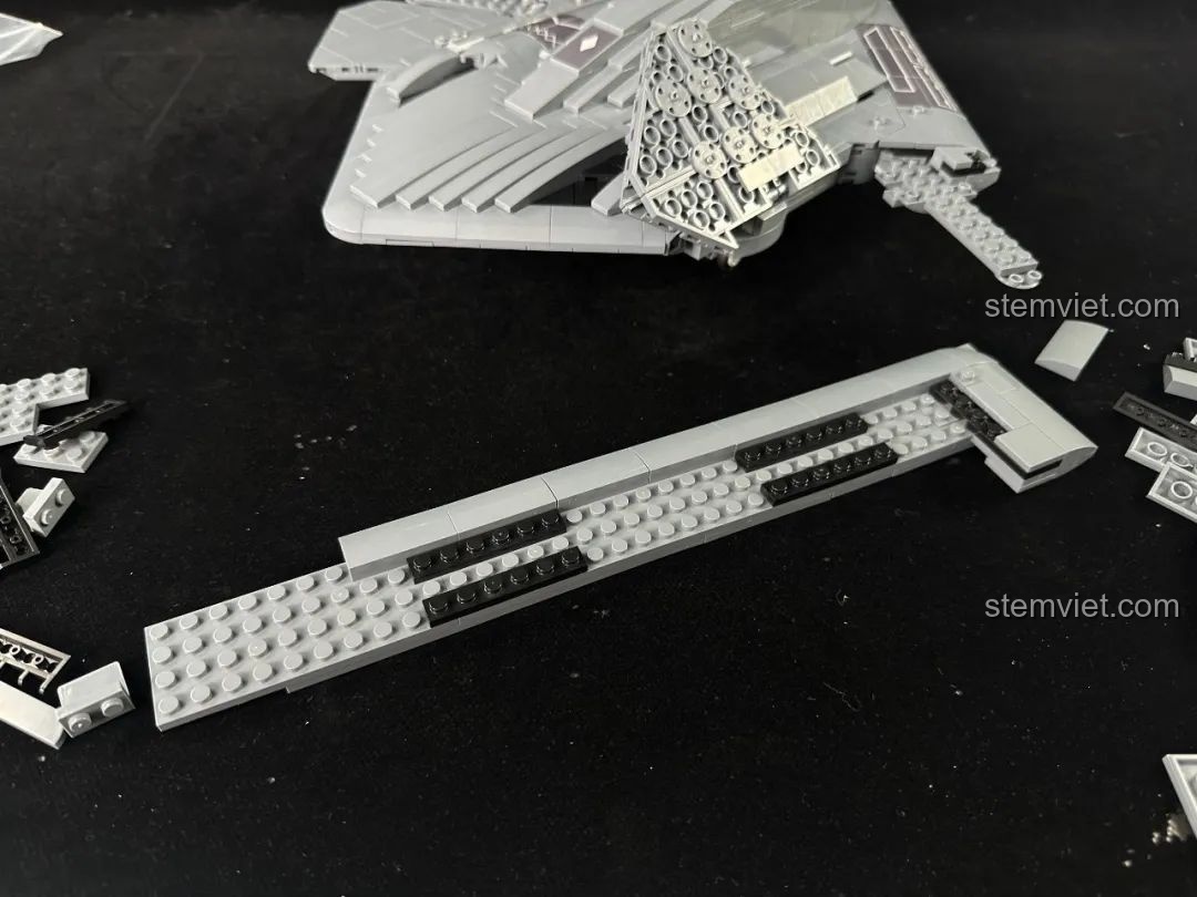 Cấu trúc bên trong của cánh chính trong bộ Panlos Brick 639026, được gia cố chắc chắn.