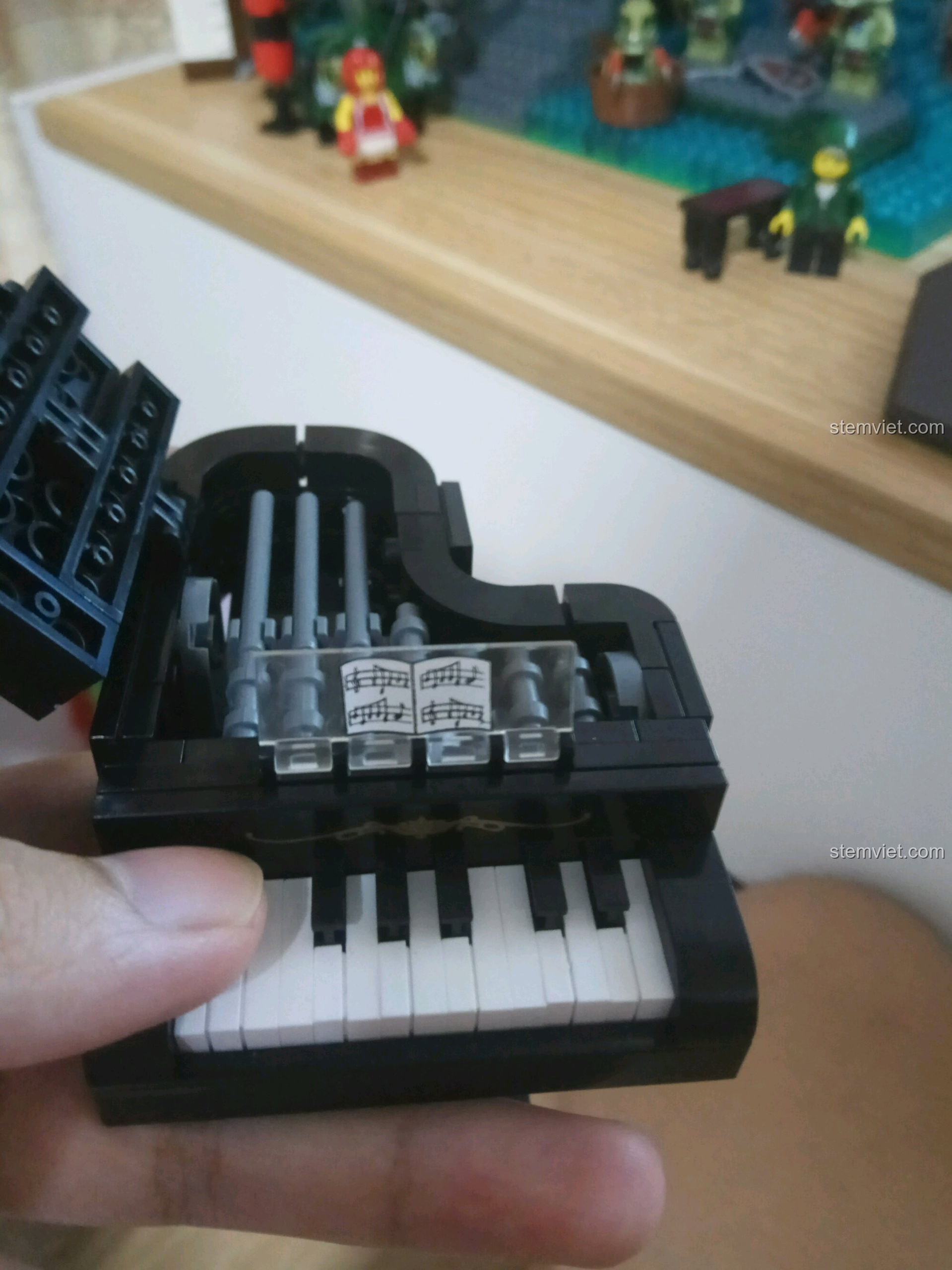 Cận cảnh cấu trúc bên trong của mô hình Đàn Dương Cầm Cổ Điển QMAN 411, hé lộ hệ thống búa đàn được mô phỏng chi tiết.