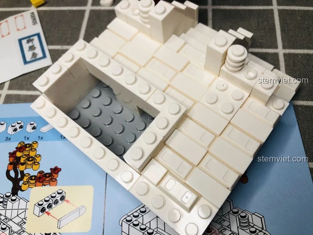 Góc nhìn từ trên xuống cấu trúc bên trong của phần kiến trúc trắng Wekki 506004 Cảnh Thu.