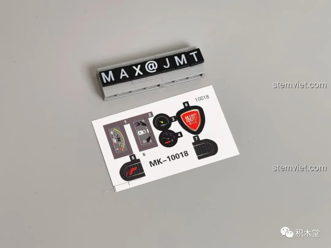 Cận cảnh cấu trúc bên trong mô hình Lego Koenigsegg Regera màu vàng.