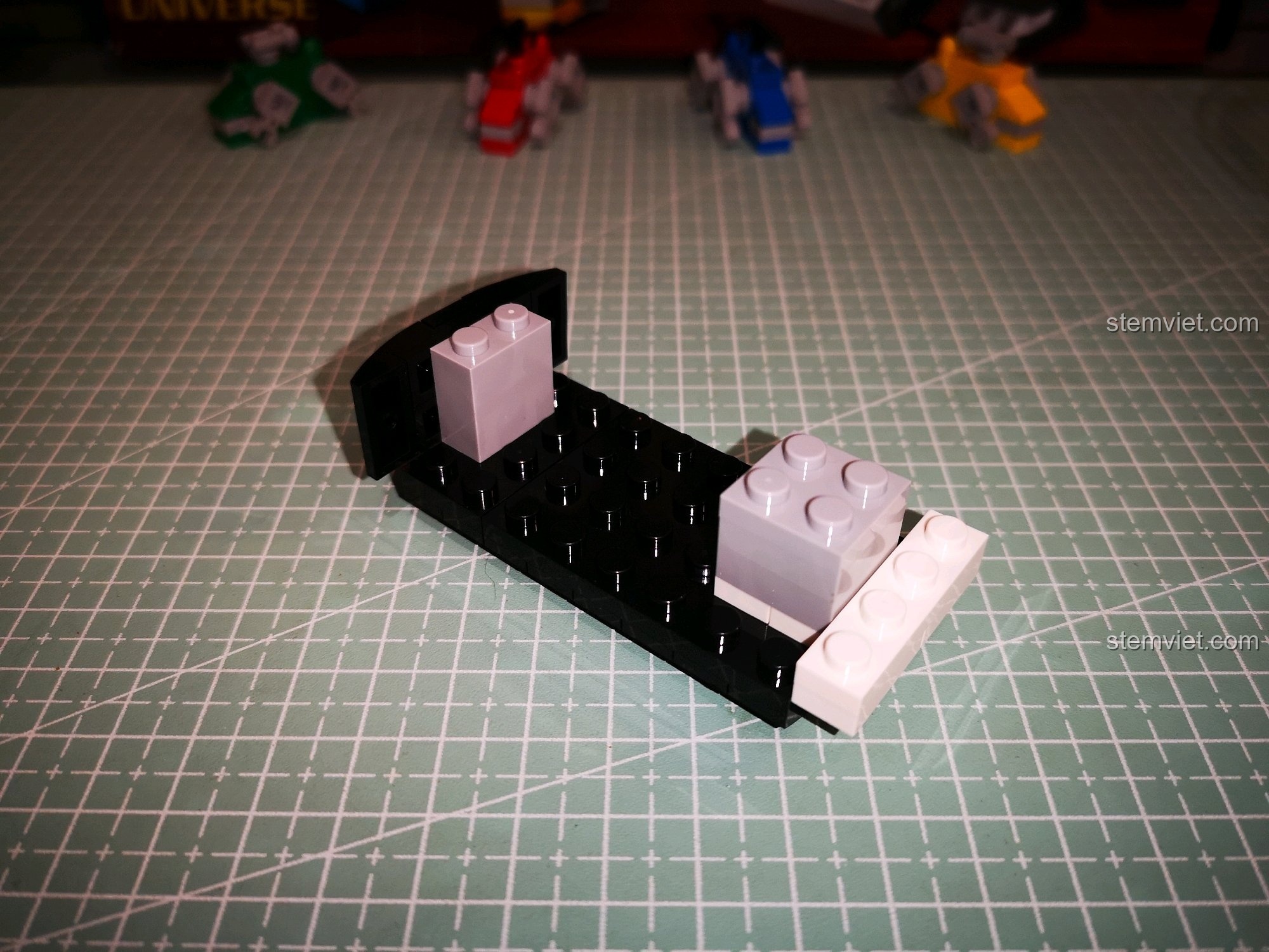 Các khối bên trong thân Sư tử Đen đang được lắp đặt để tạo cấu trúc.