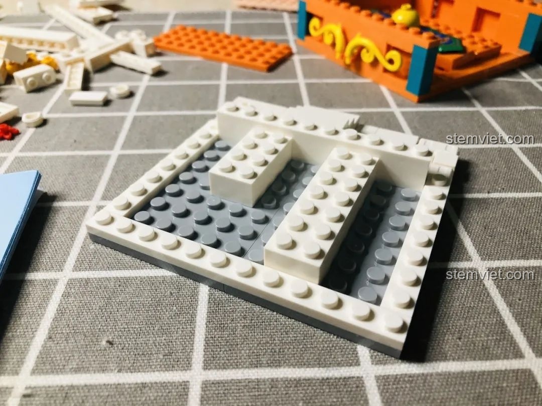 Cấu trúc bên trong của phần kiến trúc Wekki 506004 Cảnh Thu dần hình thành với các bậc thang.