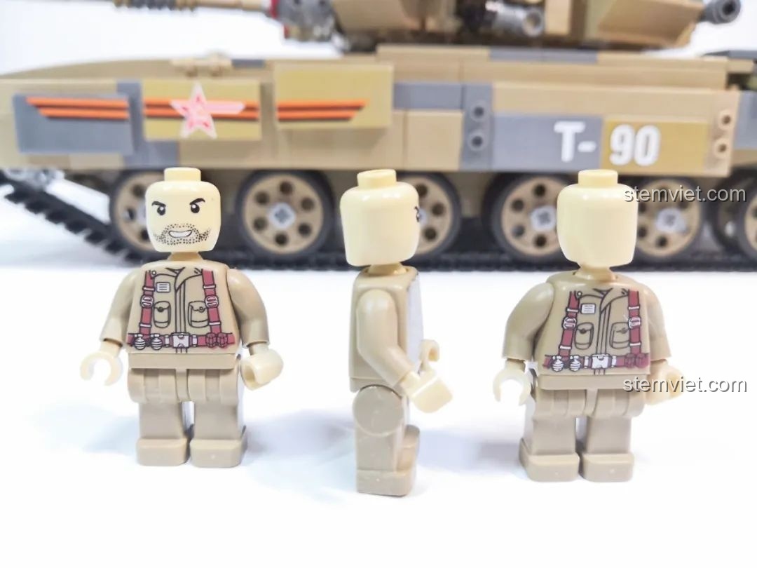 Cấu trúc bên trong xe tăng CaDA T-90 Tank, hiển thị các bộ phận động cơ.