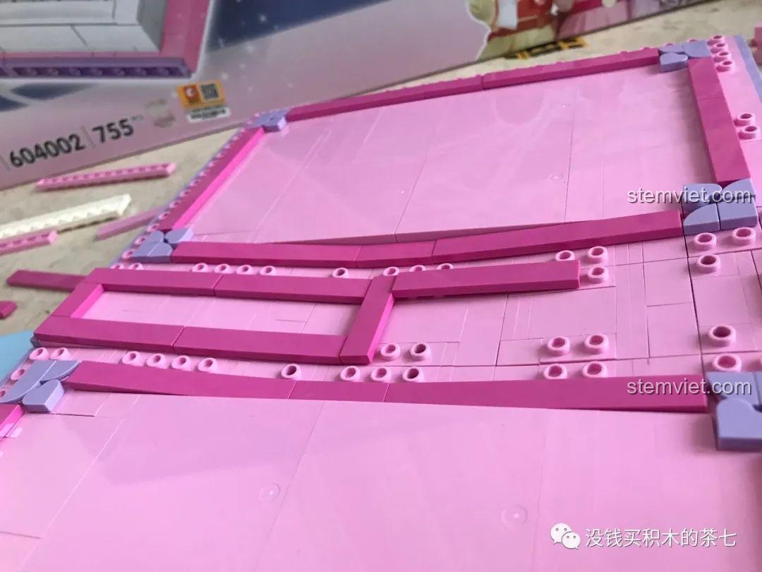 Cấu trúc bên trong bìa sách SEMBO 604002 hơi mỏng manh khi lắp ráp.