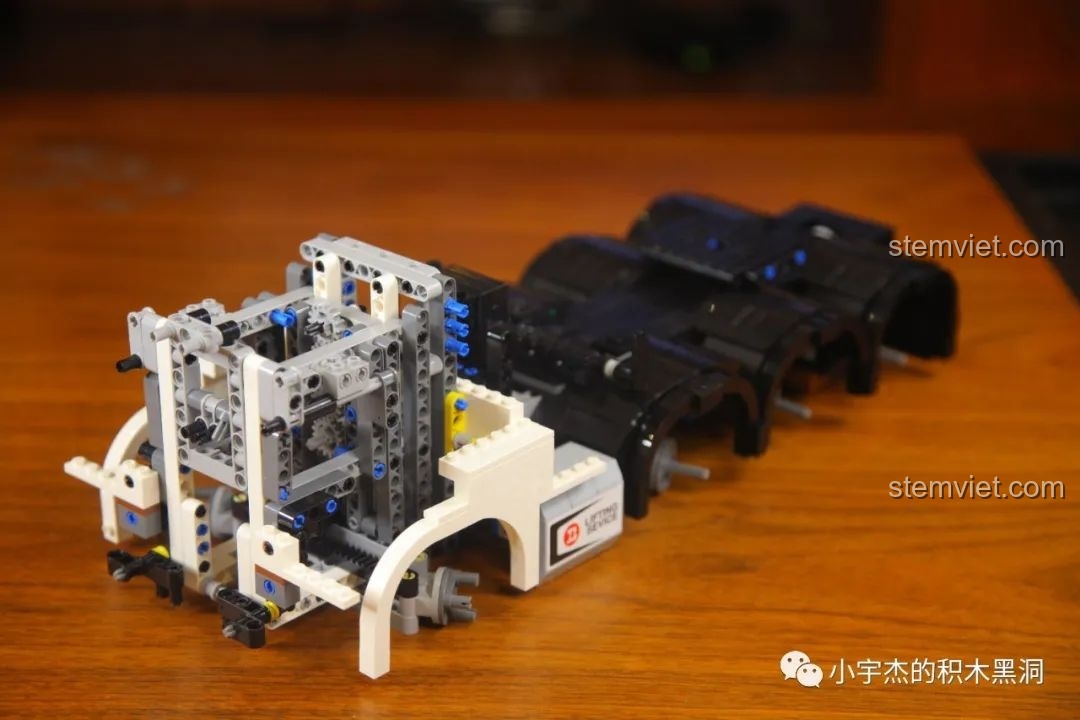 Cấu trúc cabin bên hông của bộ khối lắp ghép YC QC007, thể hiện sự vững chắc và chi tiết trong thiết kế.