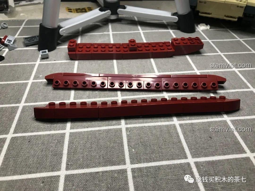 Hai hàng mảnh ghép màu đỏ tạo thành cấu trúc đáy tàu sân bay Liêu Ninh, chuẩn bị được ghép nối trong bộ Jia Zhi 1562.