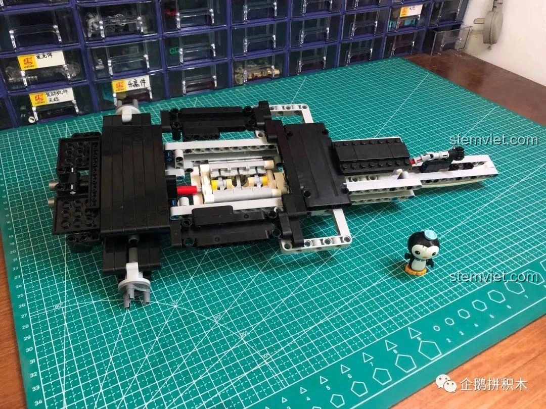 Cấu trúc đáy xe của mô hình Mould King 13117 F1 Xe Đua, thể hiện sự chắc chắn và thiết kế kỹ thuật.