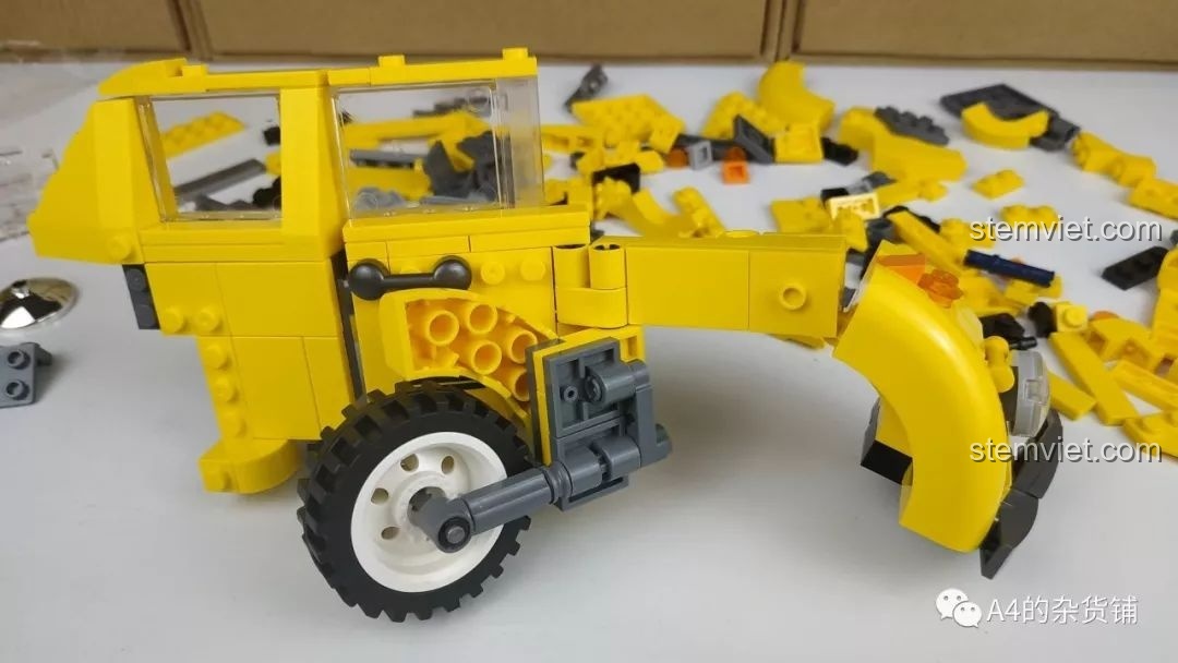 Cấu trúc đáy xe của bộ Panlos Brick 621019 Robot Biến Hình, cho thấy các khớp nối và cơ chế phức tạp để chuyển đổi giữa dạng xe và robot.