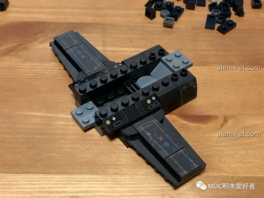 Cấu trúc bên trong phần động cơ của mô hình Sembo 202119 Trực thăng tấn công Z-10, cho thấy thiết kế thông minh.