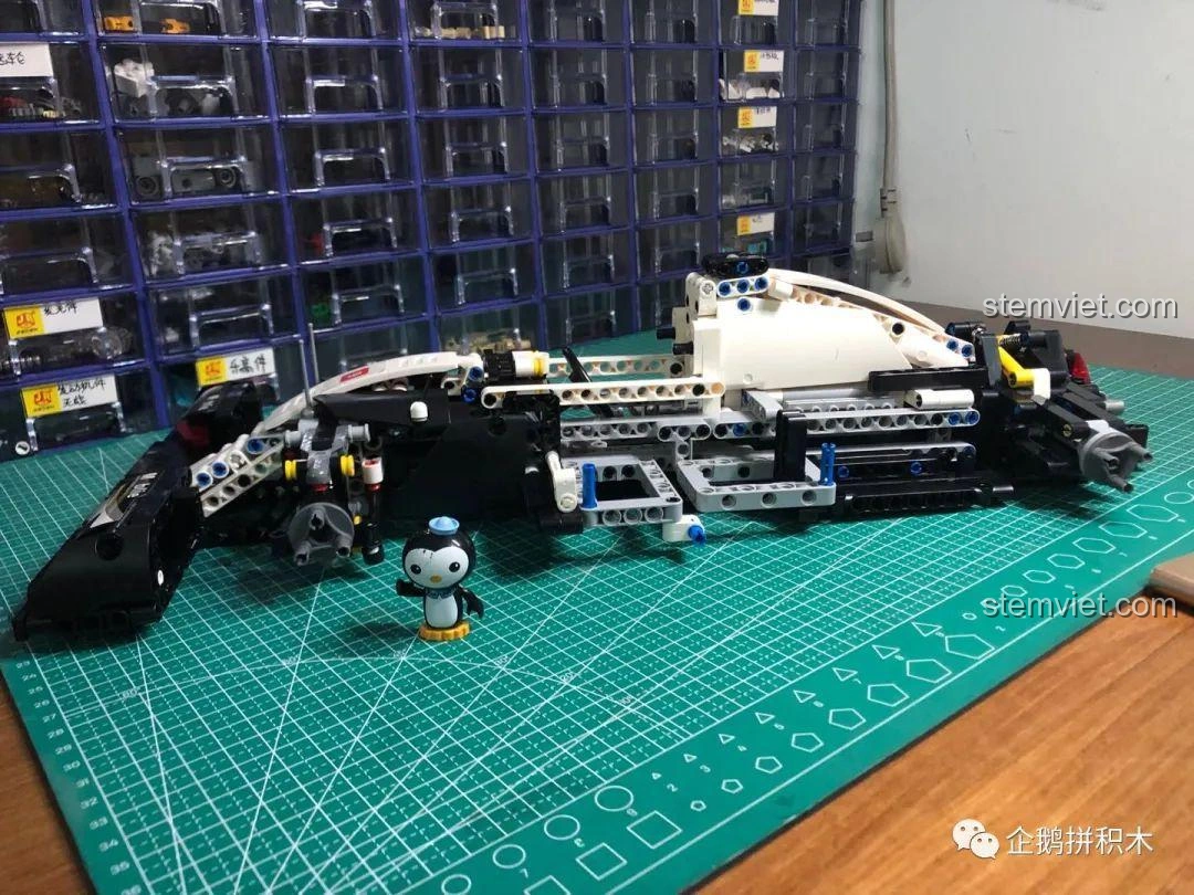 Góc nhìn từ phía dưới của mô hình Mould King 13117 F1 Xe Đua đã hoàn thiện, thể hiện cấu trúc khung gầm.