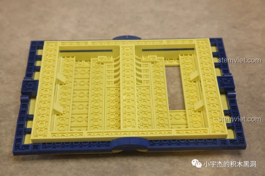 Cấu trúc gia cố bên trong của đế sách trong bộ đồ chơi mô hình Thế giới phép thuật Harry Potter.