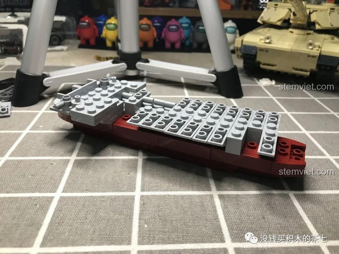 Góc nhìn ngang của phần giữa tàu sân bay Liêu Ninh đang lắp dở, cho thấy độ rộng và cấu trúc của mô hình.