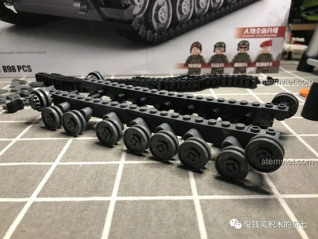 Cấu trúc hệ thống treo của bộ Jiazhi 0104 Xe Tăng Leopard 2A7+ đang được hình thành, đảm bảo độ chắc chắn.