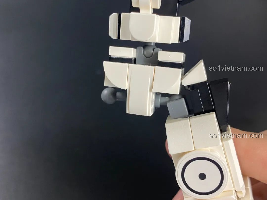 Cận cảnh cấu trúc khớp hông của Mecha Dada, sử dụng các khớp bi để tăng độ linh hoạt.