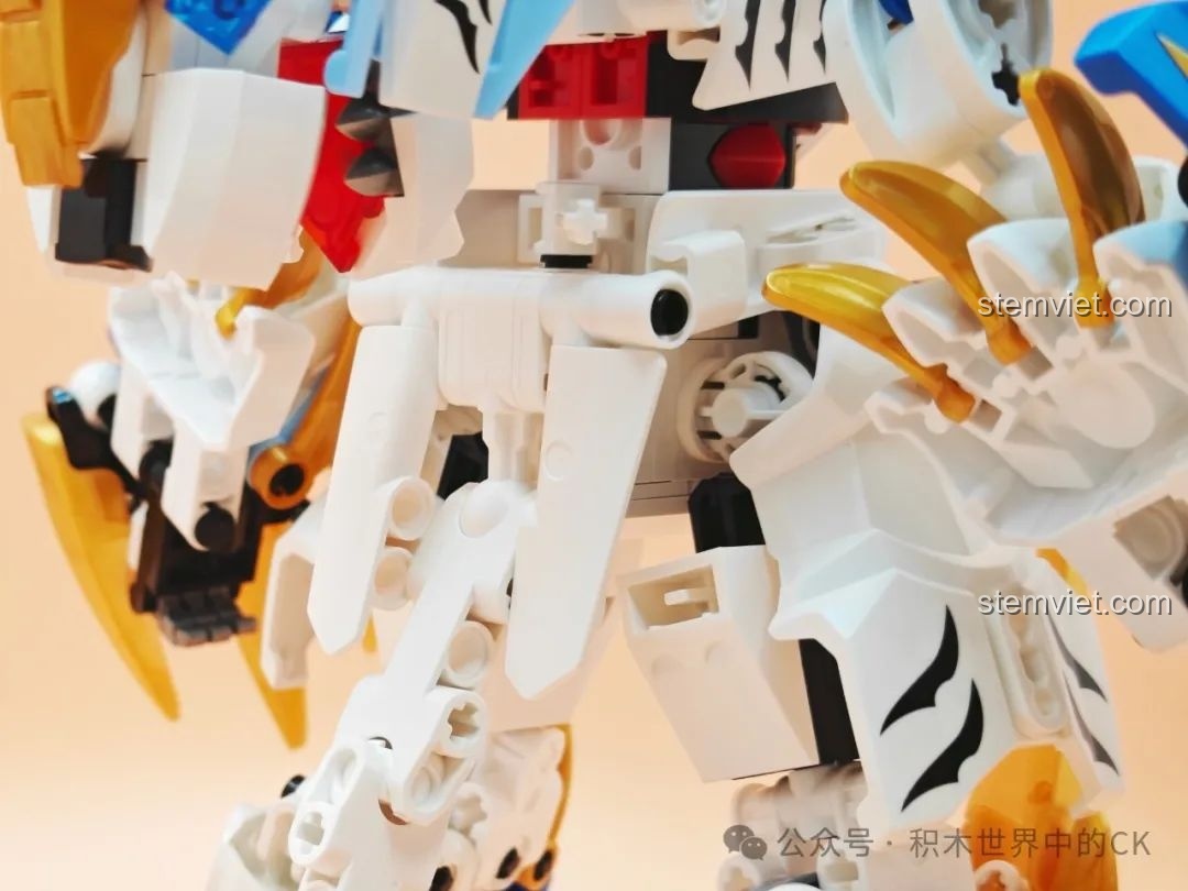 Cấu trúc khớp nối bên trong của Mecha Bạch Hổ, sử dụng các chi tiết Technic để tăng độ bền.