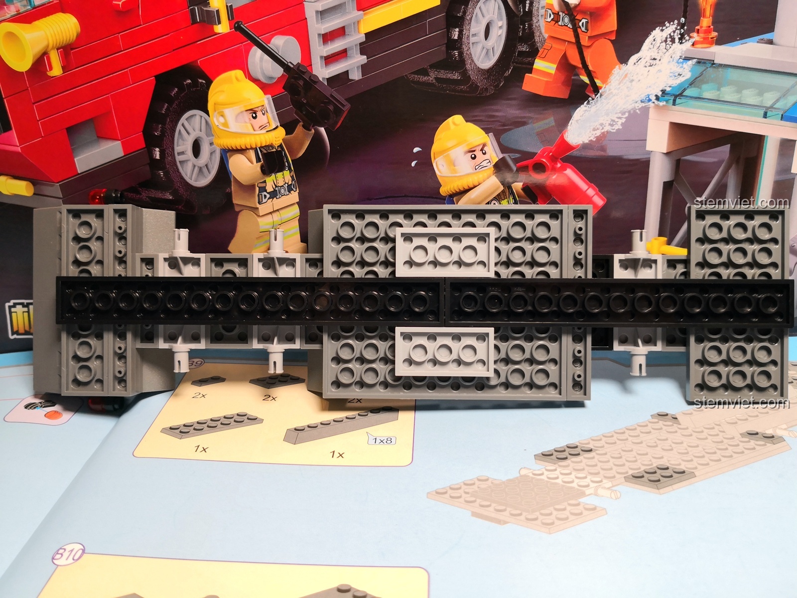 Đánh giá QMAN 2809 Phương tiện cứu hộ sân bay: cấu trúc khung gầm nhìn từ bên dưới với các thanh dài.