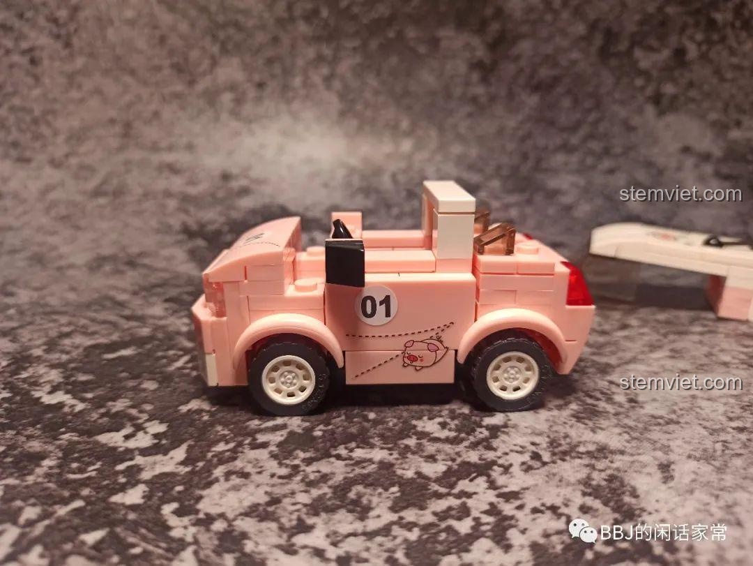 Mô hình xe SY 5013 khi tháo nóc cho thấy cấu trúc có thể bị tách rời nếu va chạm mạnh.