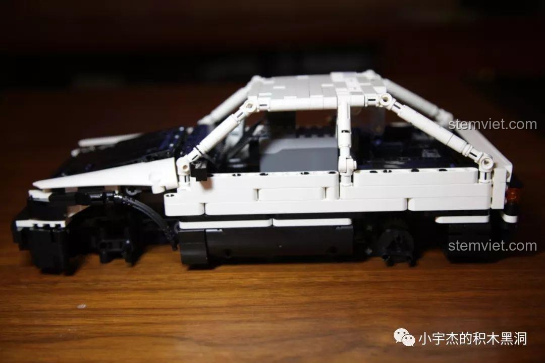 Cận cảnh cấu trúc khung mui xe được lắp ráp từ các chi tiết technic màu trắng.