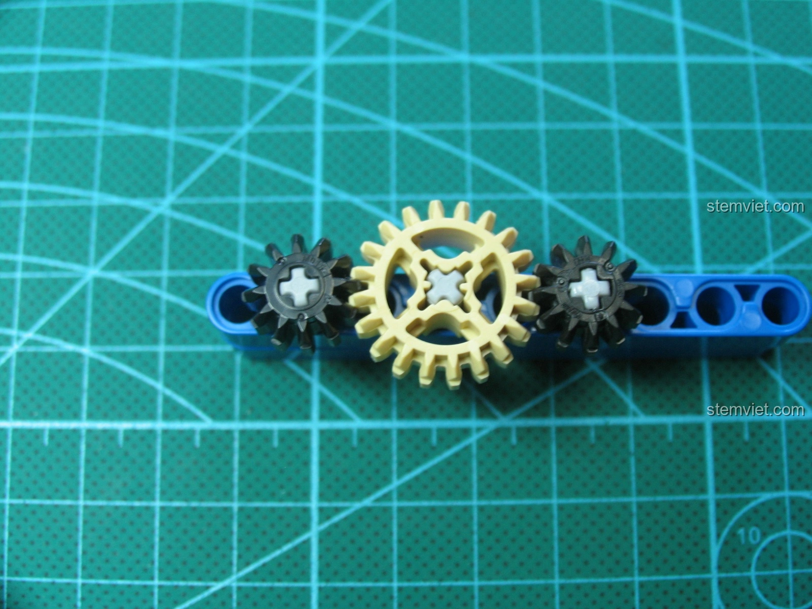 Cấu trúc súng của bộ đồ chơi lắp ghép Mô hình súng AK-47 cho trẻ trên 8 tuổi dần hoàn chỉnh, các mảnh ghép ăn khớp tuyệt vời.