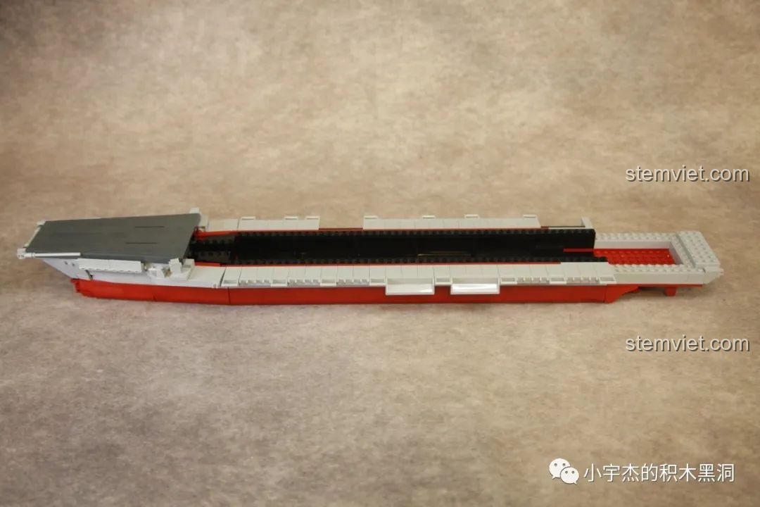 Cấu trúc thân tàu sân bay Phúc Kiến Sluban M38-B1188 cơ bản đã hoàn thành, sẵn sàng cho các chi tiết tiếp theo.