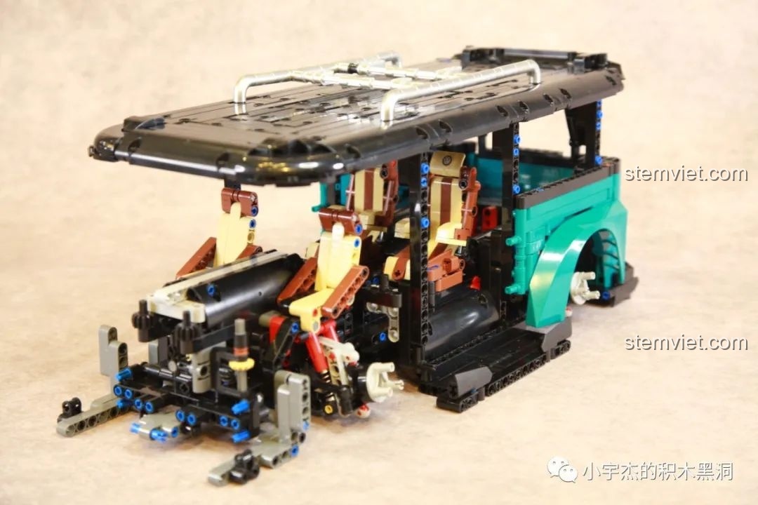 Góc nhìn từ phía trước trong quá trình lắp ráp thân xe K Box 10510, lộ rõ cấu trúc và nội thất.