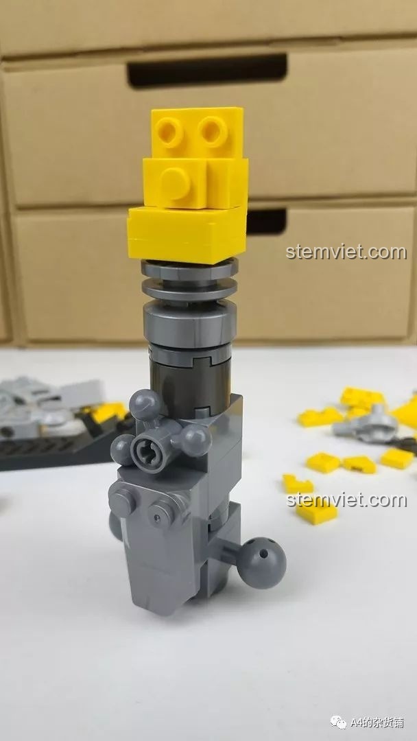 Cấu trúc hình trụ được lắp ráp trong bước đầu tiên của bộ Panlos Brick 621019 Robot Biến Hình, là phần quan trọng cho cơ chế biến hình sau này.