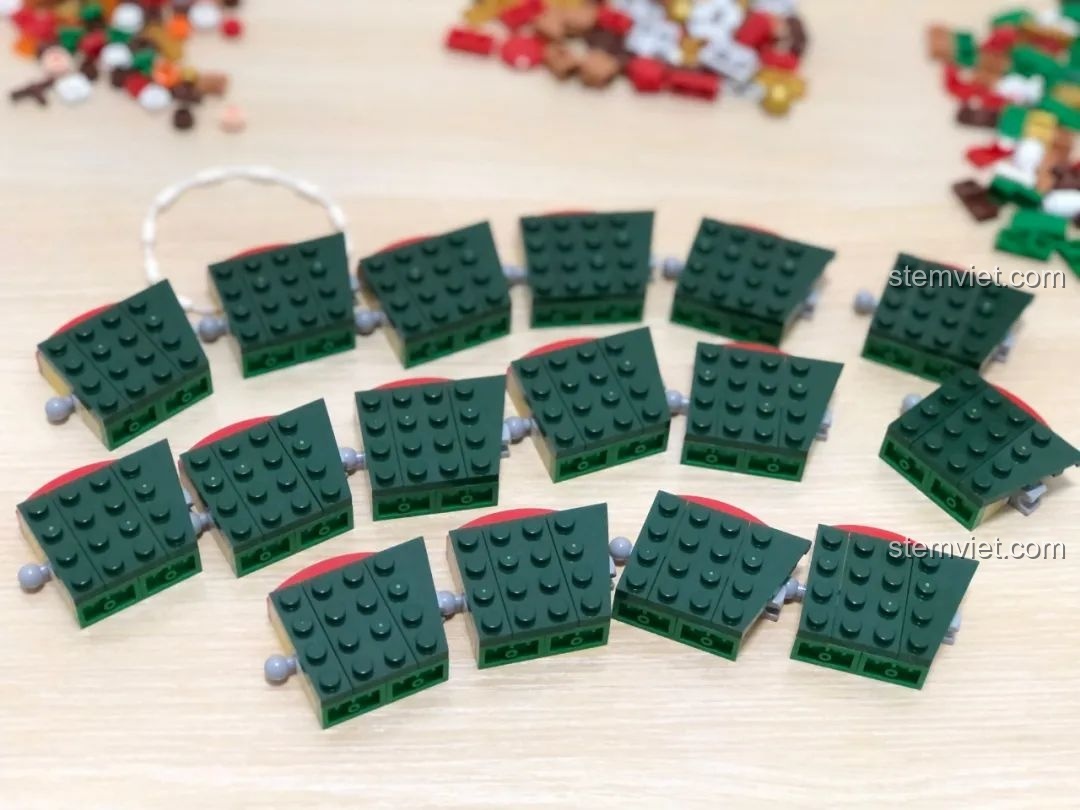 Các module hình thang tạo nên cấu trúc vòng tròn của bộ lắp ghép Vòng Hoa Giáng Sinh Đa Sắc JAKI JK5118, rất chắc chắn.