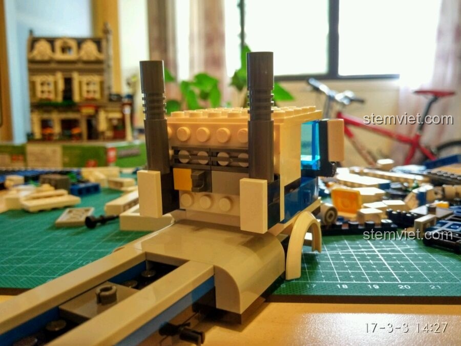 Góc nhìn phía sau của phần đầu xe tải cảnh sát GUDI 9316, cho thấy chi tiết ống xả và cấu trúc chắc chắn.