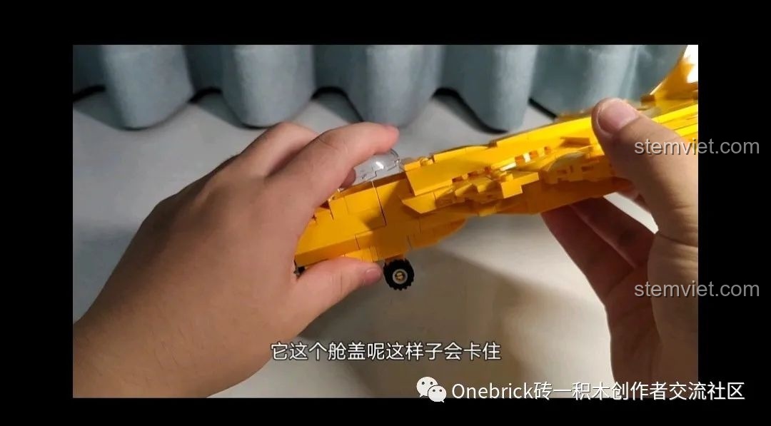 Buồng lái của mô hình Máy bay chiến đấu J-15 CAYI 2266 không có chi tiết khắc họa bên trong.