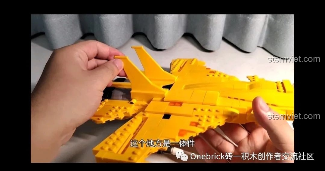 Chi tiết cánh đuôi liền khối của mô hình Máy bay chiến đấu J-15 CAYI 2266.